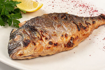 Дорадо в пряных травах на углях