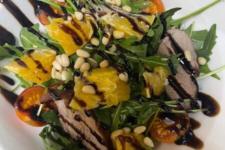 Рукола с утиной грудкой и апельсинами