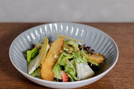 Салат с карамелизированной грушей и сыром горгонзола