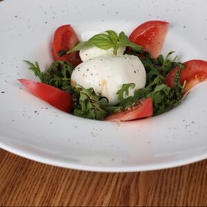 Фермерская буррата с томатами и руколой