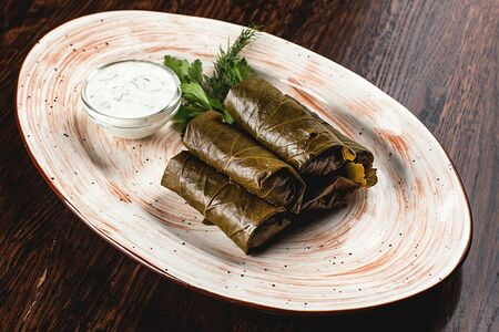 Долма говядина и свинина с мацони