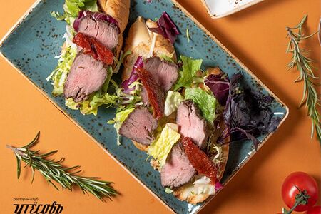 Брускетта с говяжьей вырезкой