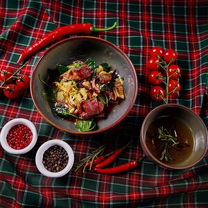 Салат с сыром сулугуни и вялеными черри