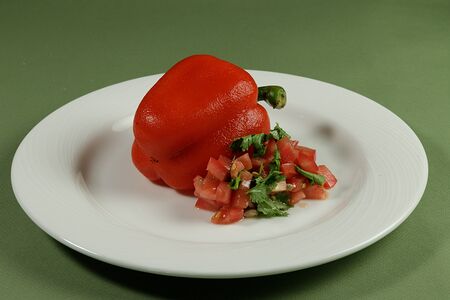 Закуска из хрустящего болгарского перца с начинкой из сырного мусса и салатом из розовых томатов, кинзы и семечек