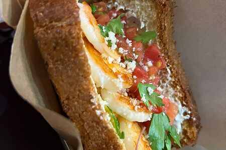 Креветка и томатная сальса