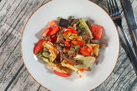 Тёплый салат с говядиной