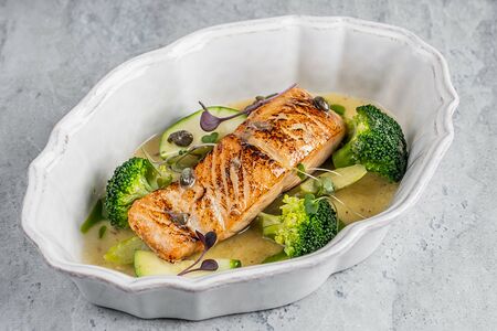 Лосось с зелеными овощами