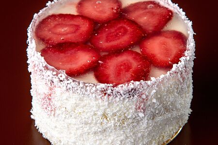 Пирожное клубничное