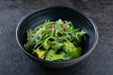 Зелёный салат с авокадо