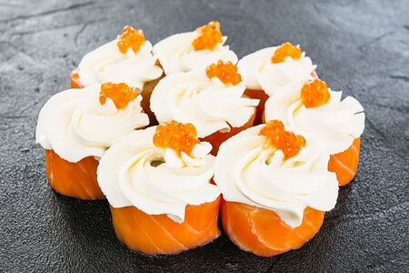 Ролл Филадельфия с красной икрой