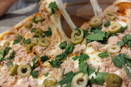 Для двоих Пицца Тунец и Мак-луб Курица