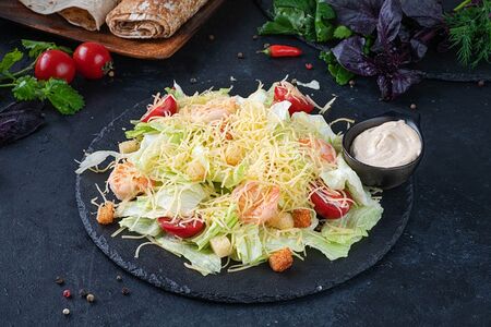 Салат Цезарь с креветками