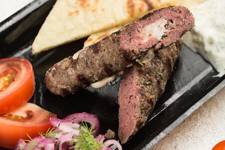 Бифтеки с говядиной и сыром