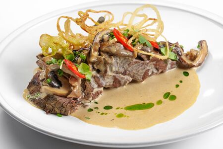 Говяжья лопатка с грибным рагу