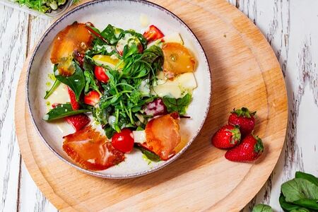 Салат с клубникой и сыровялом