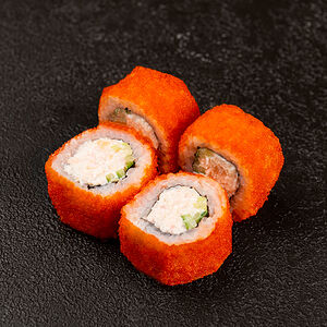 Половинка ролла Калифорния с крабом