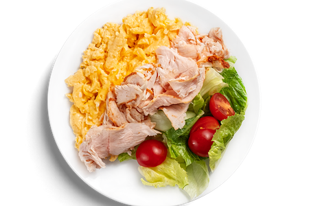 Скрэмбл с индейкой и салатом