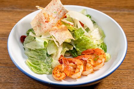 Салат Цезарь с креветками