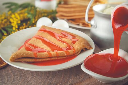 Блинчик с клубничным топпингом