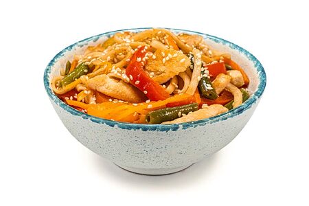 Удон с курицей в соусе свит чили