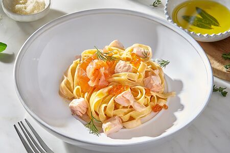 Тальятелле с подкопченным лососем и красной икрой