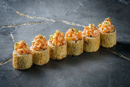 Жареный ролл с Лососем