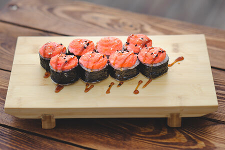 Запеченный ролл с лососем, угрем и тигровой креветкой