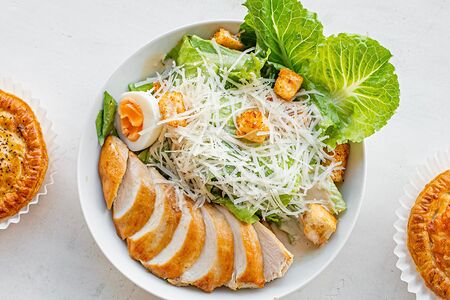 Салат Цезарь с курицей