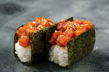 Гункан с тунцом