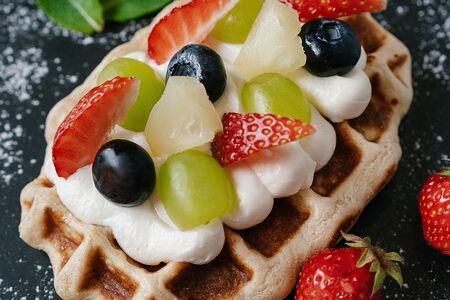 Сладкая вафля со свежими ягодами и фруктами