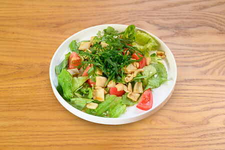 Тёплый салат с кальмаром