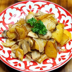 Картофель, жаренный с грибами и луком
