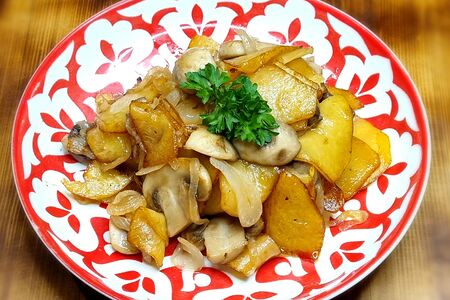 Картофель, жаренный с грибами и луком