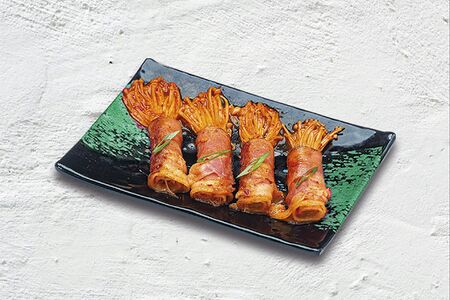 Эноки в беконе в остром соусе