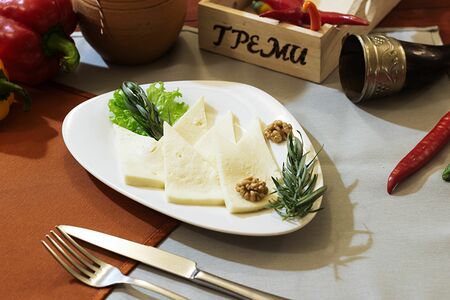 Сыр сулугуни и копченый сулугуни