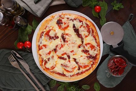 Американская пицца Пепперони с вялеными томатами