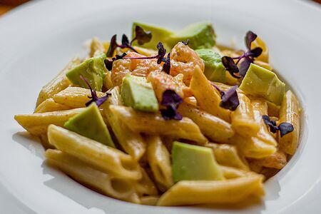 Паста с креветками в сливочно-чесночном соусе