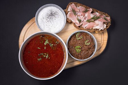 Борщ с говядиной, копчёной сметаной и салом