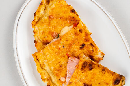 Закрытая пицца Кальцоне с мортаделлой