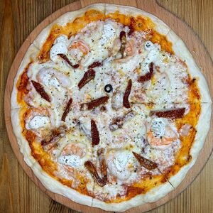 С креветками и вялеными томатами, пицца на толстом тесте