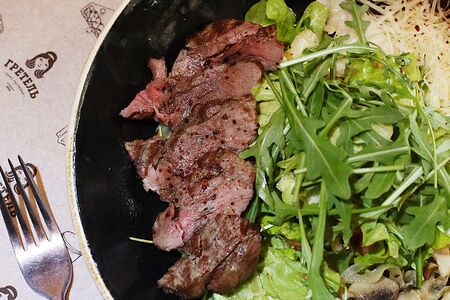 Салат с говядиной и сыром пармезан