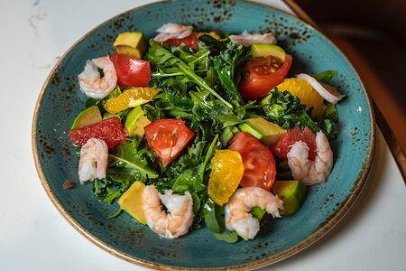 Зелёный салат с креветками, авокадо, томатами, розовым грейпфрутом и апельсином