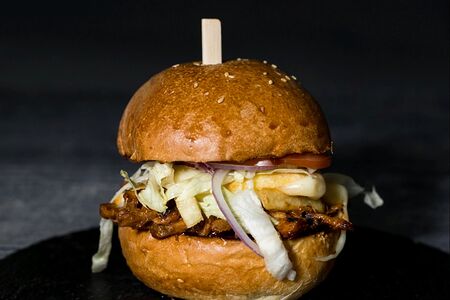Бургер с рваной свининой