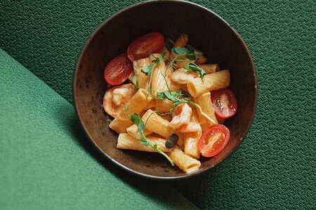 Паста с креветками и соусом том ям