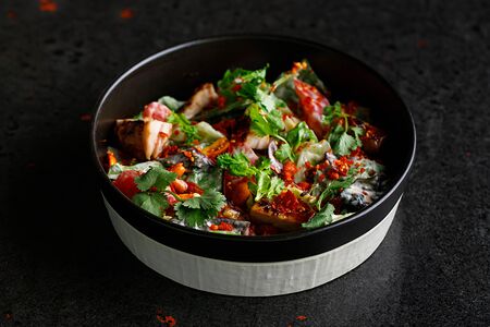 Салат с цыпленком гриль