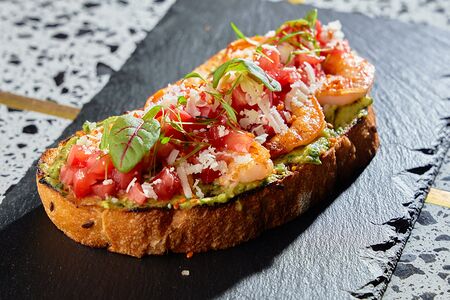 Брускетта с креветками