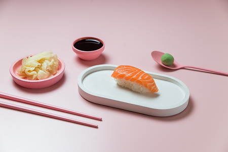 Суши с лососем