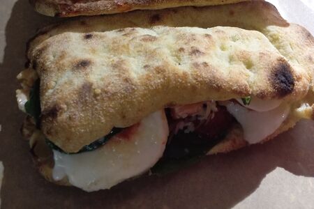 Сэндвич с курицей и моцареллой