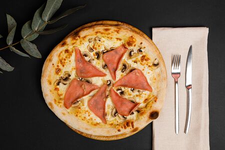 Пицца с ветчиной и грибами