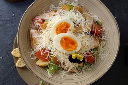 Салат Цезарь с курицей